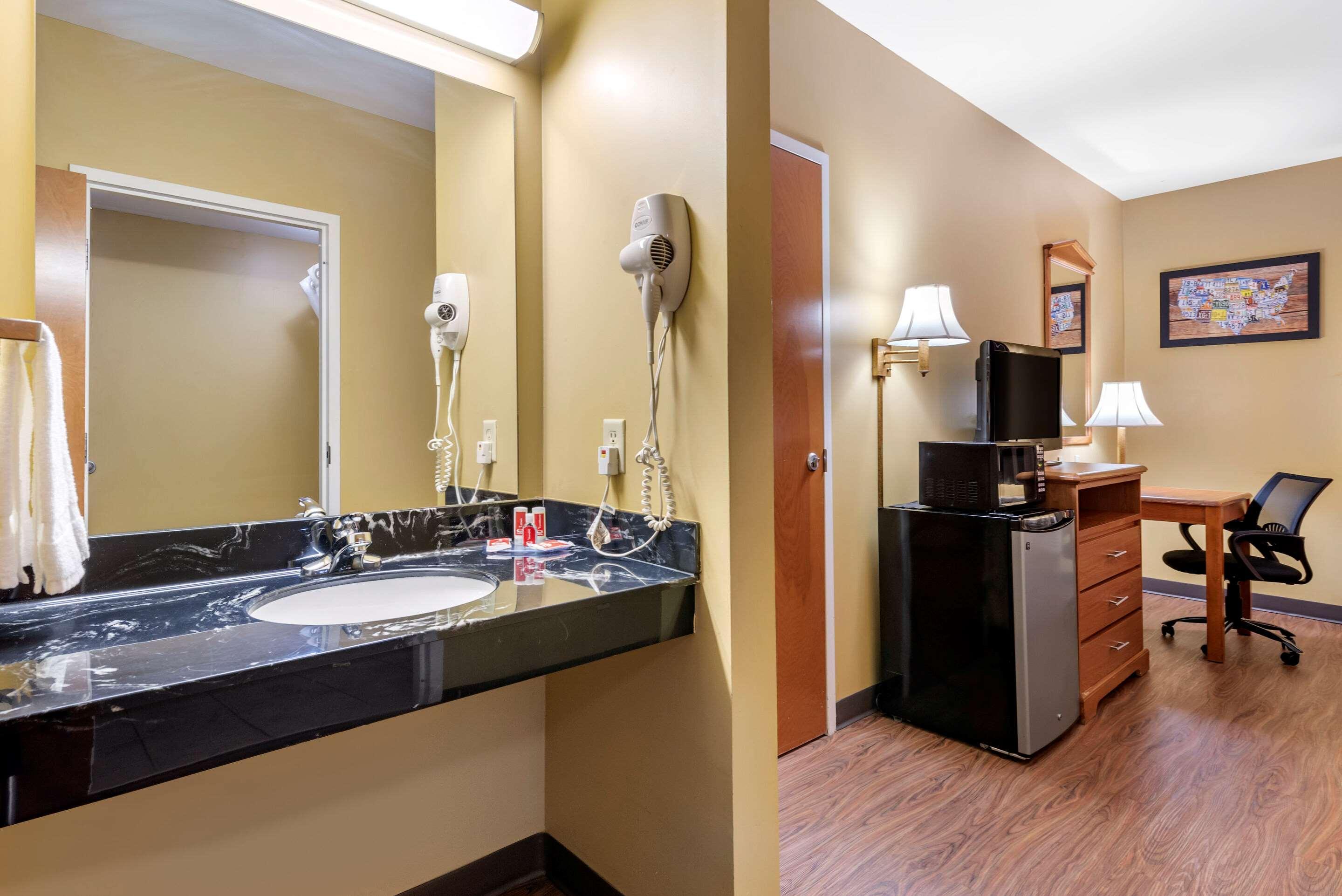 Econo Lodge Louisville Airport Exteriör bild