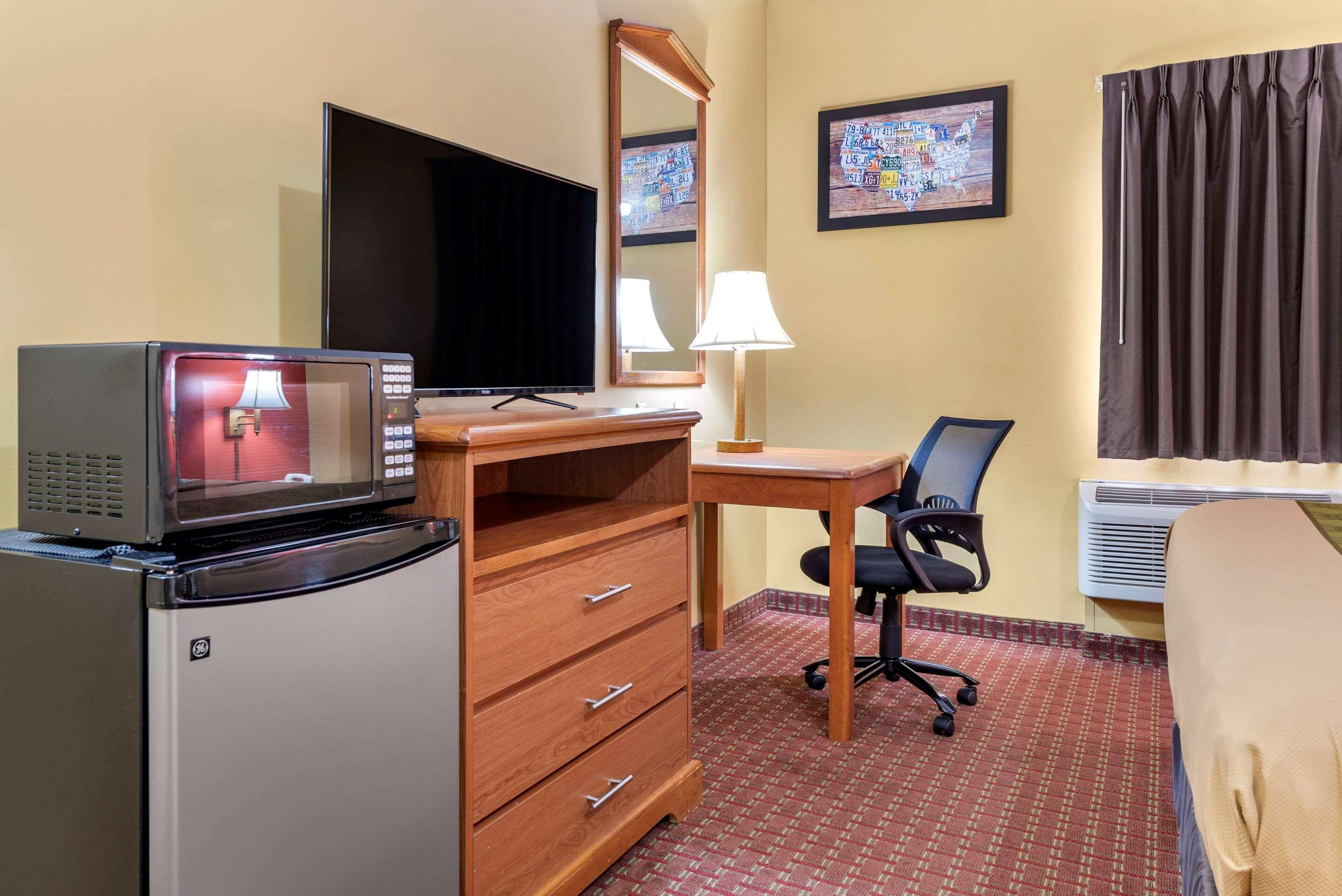 Econo Lodge Louisville Airport Exteriör bild