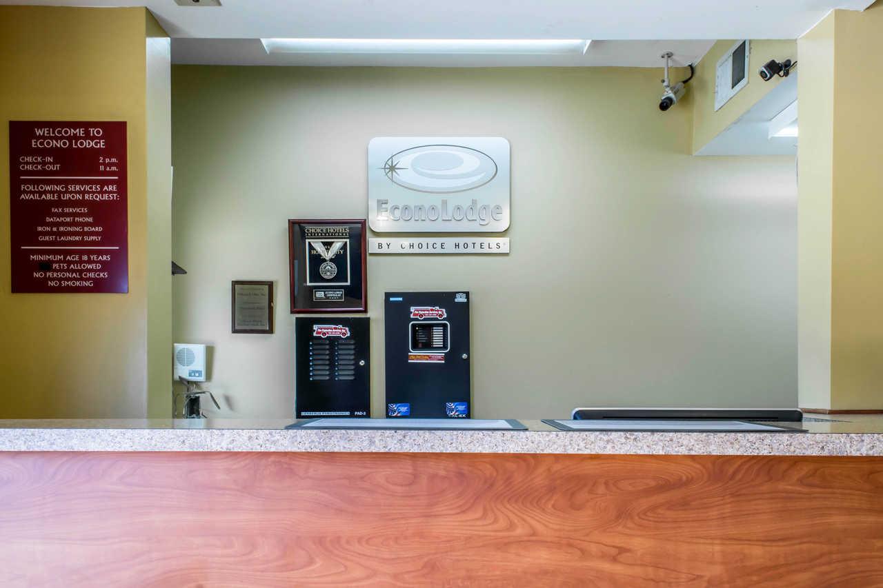 Econo Lodge Louisville Airport Exteriör bild