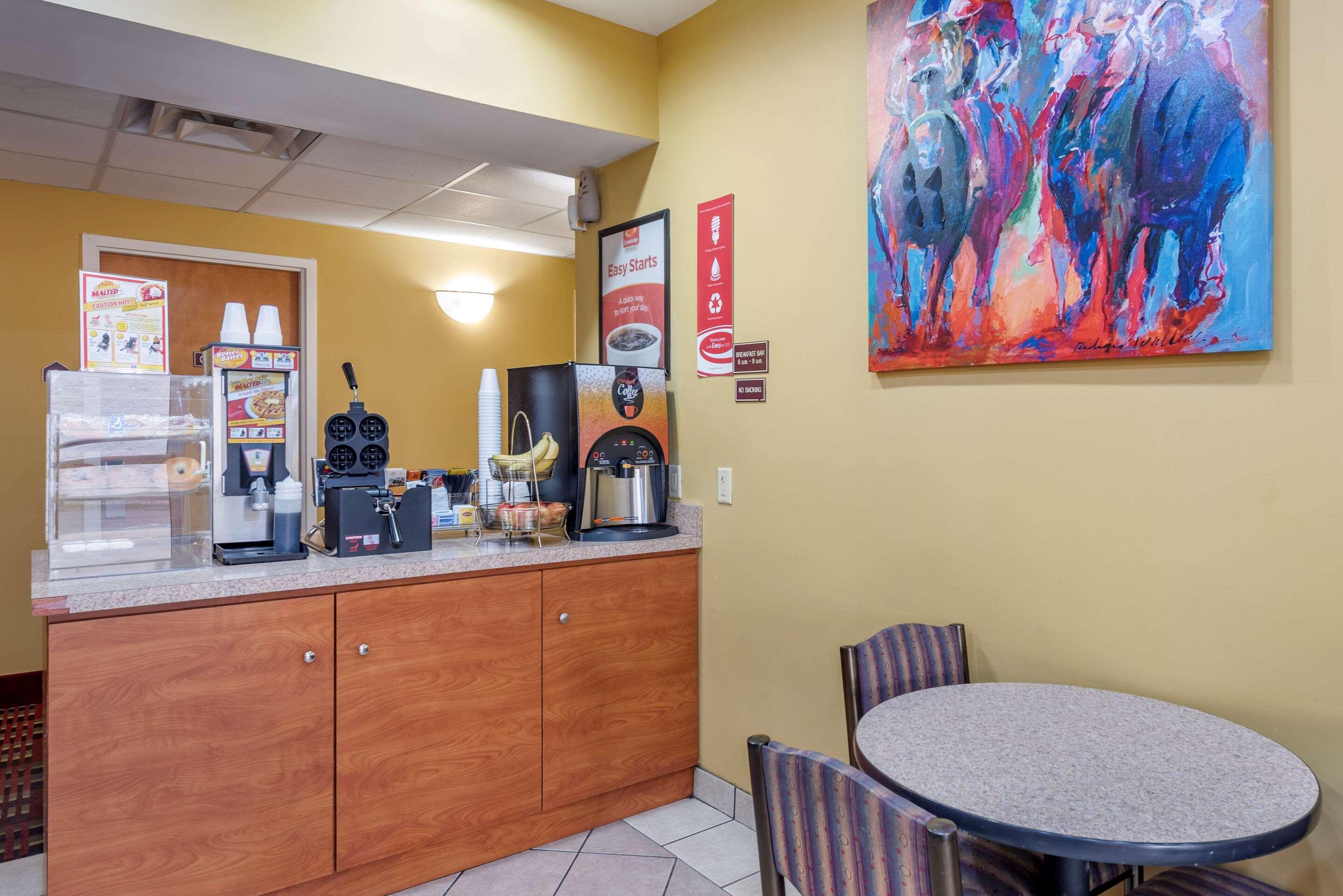 Econo Lodge Louisville Airport Exteriör bild